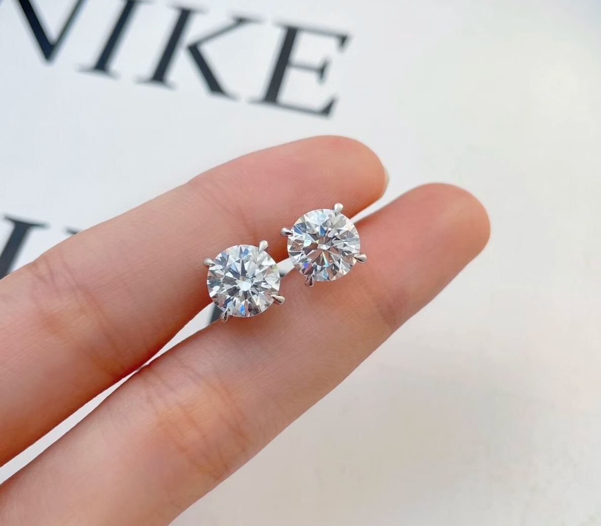 Elmivra PT950 platinum four-prong round lab-grown diamond stud earrings detail view
